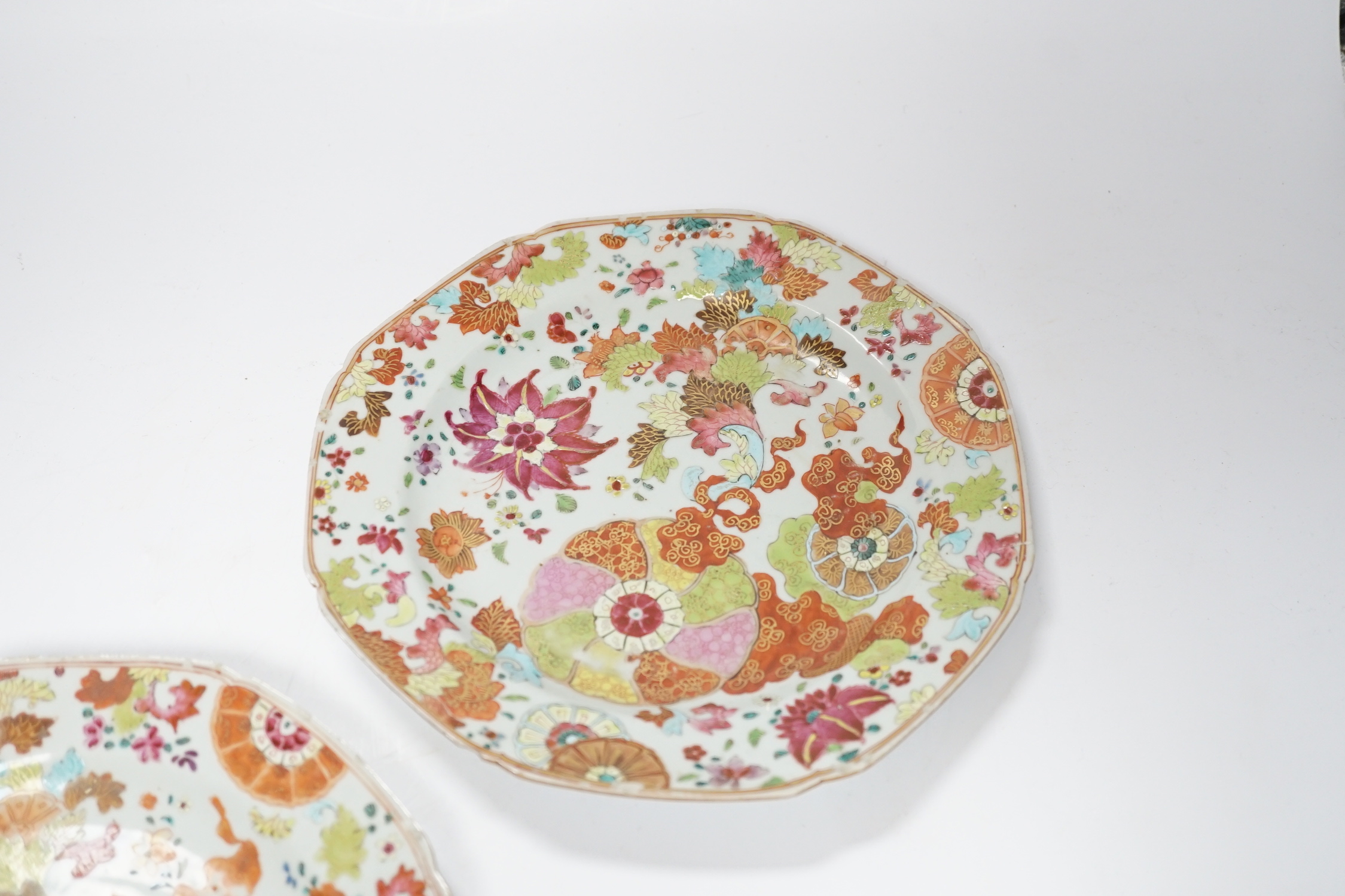 A pair of Chinese pseudo Tobacco Leaf pattern plates, Qianlong period, 22cm in diameter